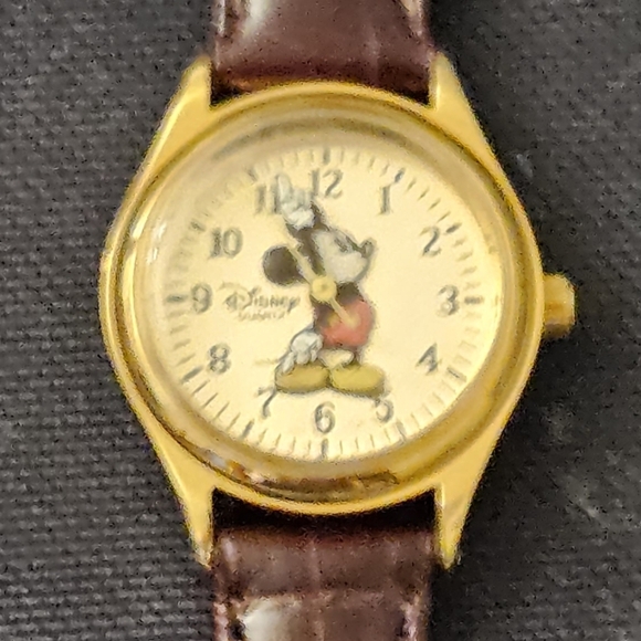 VINTAGE NWOT COLLECTIBLE DISNEY MICKEY MOUSE WATCH - Picture 2 of 6
